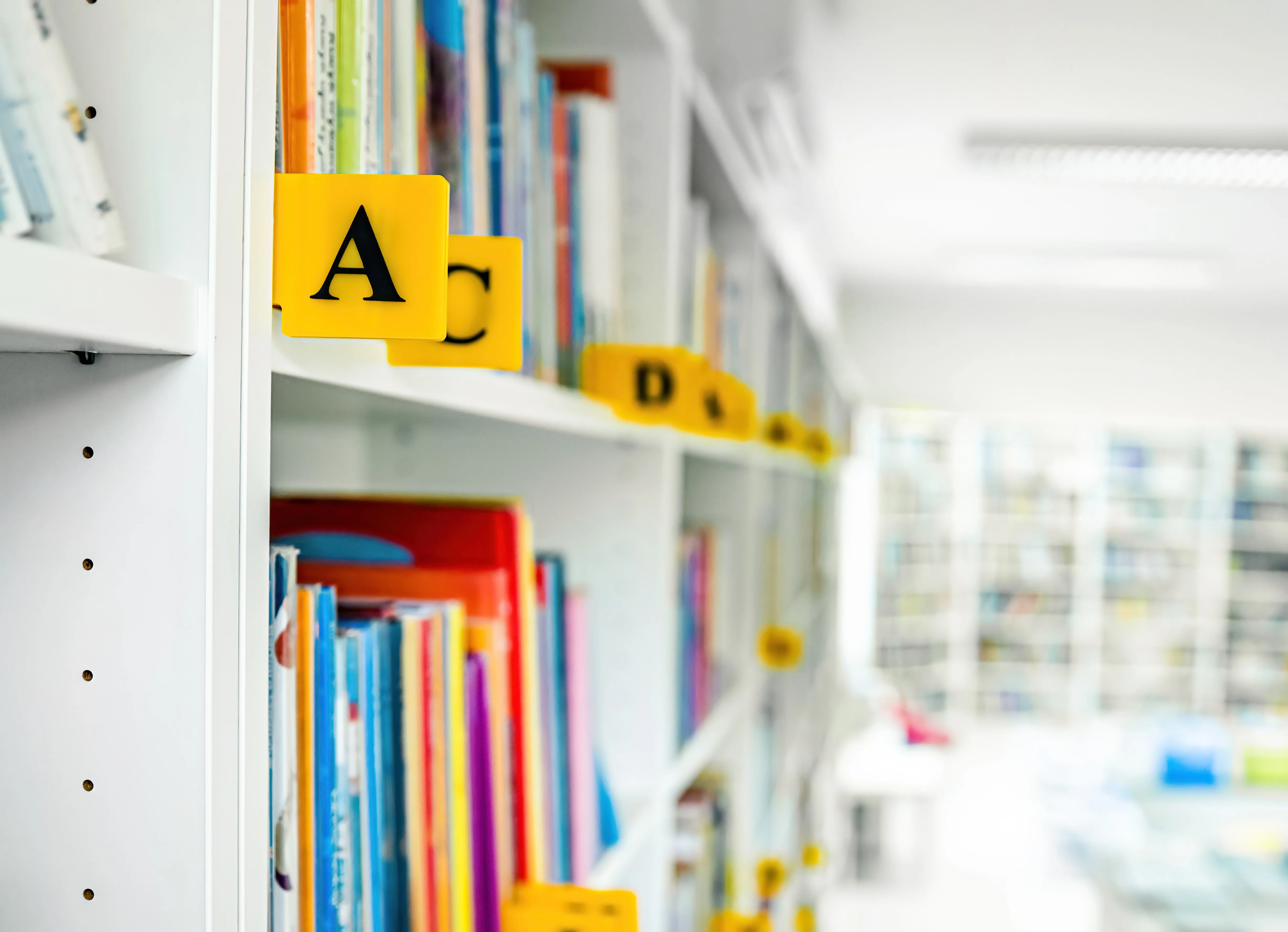 regal mit buchstaben.jpg