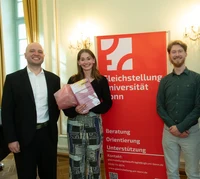 Marlene Sieverdingbeck mit Dr. Jan Voosholz (li) und Dr. Sebastian Speitel (re)