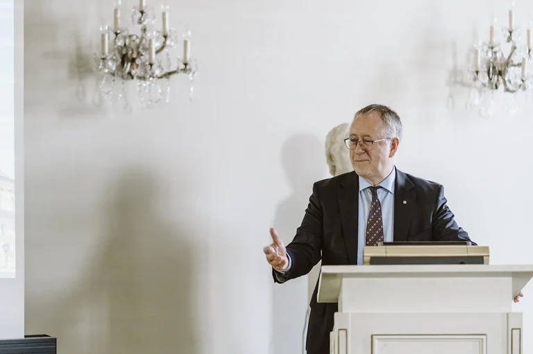 Unirektor Prof. Dr. Dr. h. c. Michael Hoch