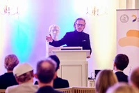 Der Dekan der Philosophischen Fakultät, Prof. Dr. Volker Kronenberg, bei der Eröffnung der Forschungsstelle..jpeg